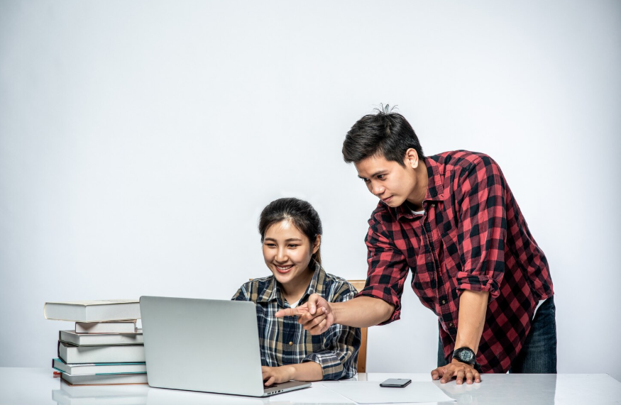 undergraduate research benefits for students shown through collaboration and guided learning on a laptop