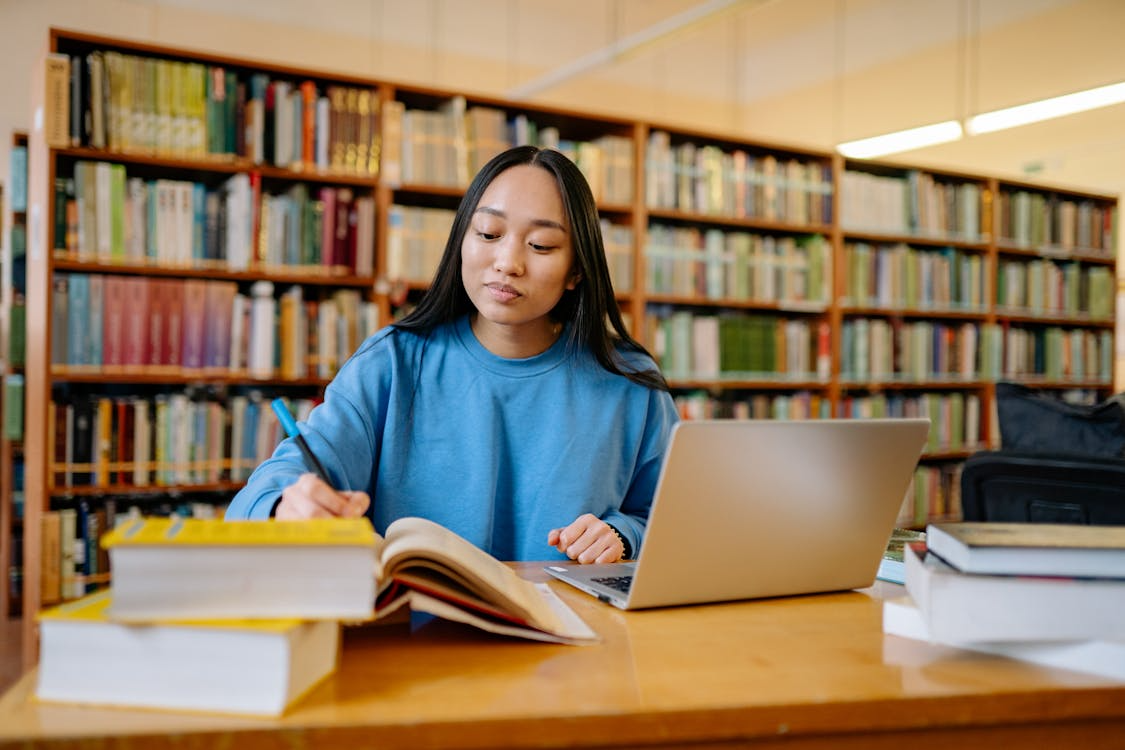 student studying in library for accelerated degree programs explained with intensive coursework